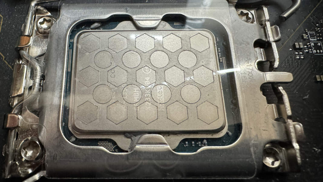 Pochoir X-Apply pour pâte thermique, réalisé avec les conseils du laboratoire d'Igor.