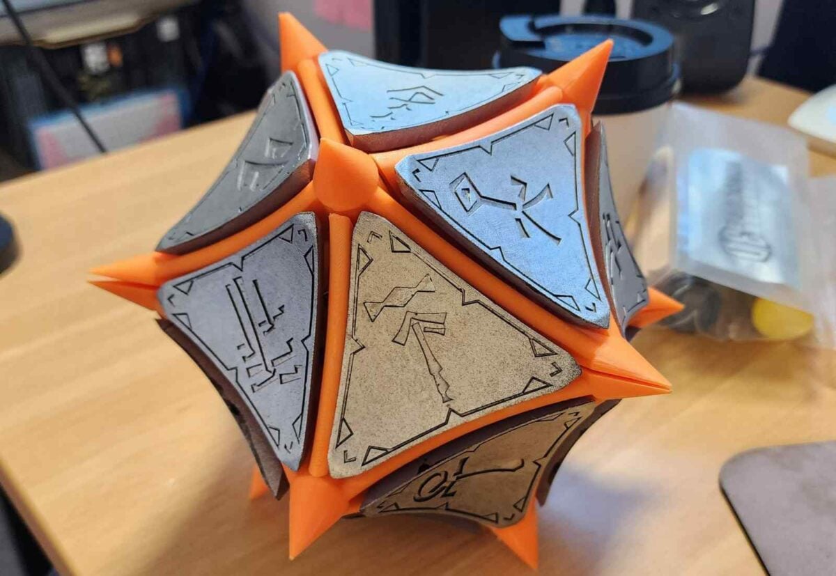 Manette personnalisée de Baldur's Gate 3 basée sur l'Artefact mystérieux sur une table.