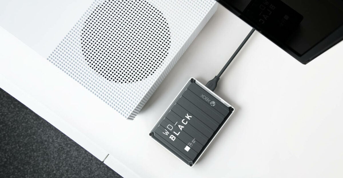 6TB WD P10 Game Drive en noir et blanc connecté à une Xbox Series S.