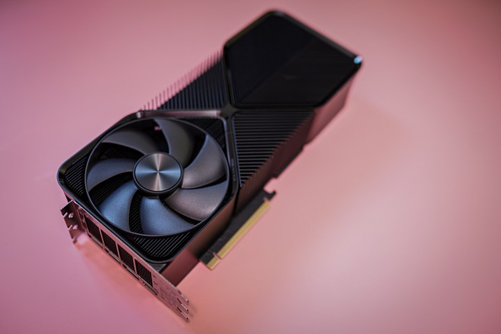 L'arrière de la carte graphique Nvidia RTX 4080 Super.