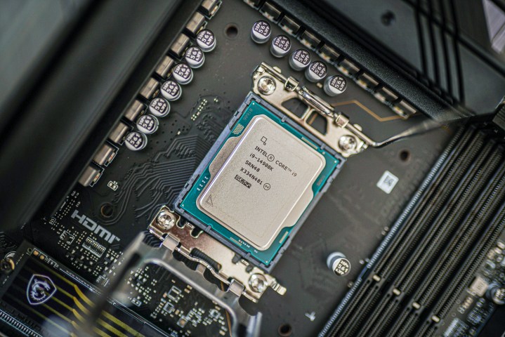 Le processeur 14900K d'Intel sur une carte mère.