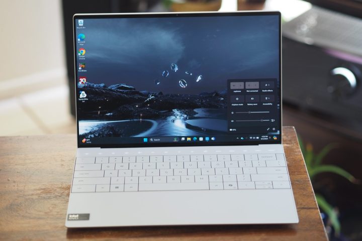 Vue de face du Dell XPS 13 2024 montrant l'écran et le clavier.