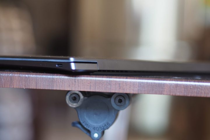 Vue arrière du Dell XPS 13 9345 montrant les grilles.