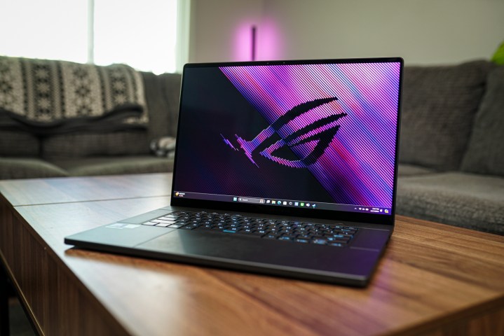 L'Asus ROG Zephyrus G16 sur une table basse.