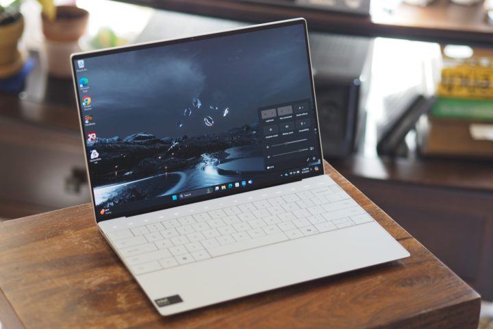 Vue de face du Dell XPS 13 2024 montrant l'écran et le clavier.