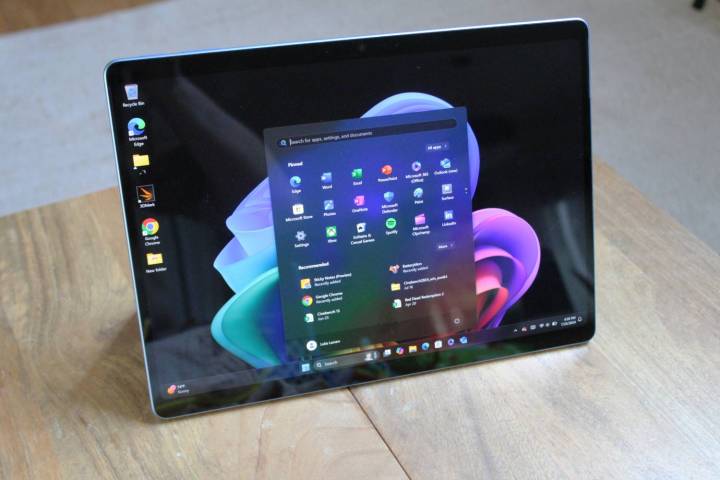 Vue de face du Microsoft Surface Pro 11 en mode tablette.