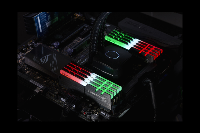 Modules de RAM G.Skill installés dans un ordinateur.