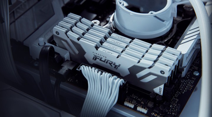 Modules de mémoire Kingston Fury Renegade DDR5 en blanc.