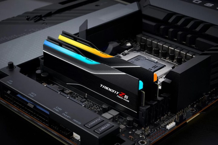 La mémoire G.Skill Trident Z5 Neo DDR5 sur une carte mère.