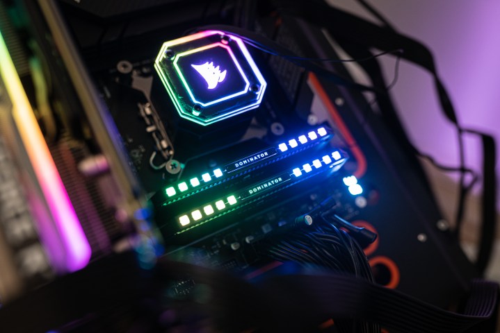 Mémoire Corsair Dominator Platinum installée dans un PC.