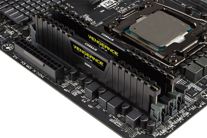 RAM Corsair Vengeance LPX installée sur une carte mère.