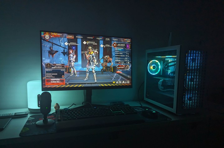 Un PC gamer avec des lumières RGB synchronisées exécutant Apex Legends.