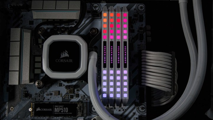 RAM DDR5 Corsair à l'intérieur d'un PC.