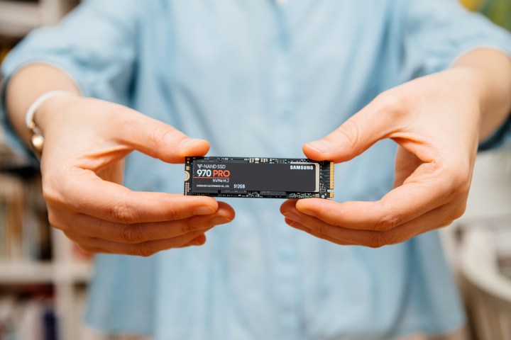 Une femme tenant le SSD Samsung 870 Pro NVMe PCIe entre ses mains.
