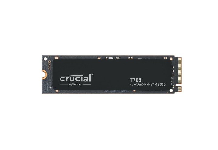 Le Crucial T705 PCIe Gen 5.0 NVMe SSD sur fond blanc.