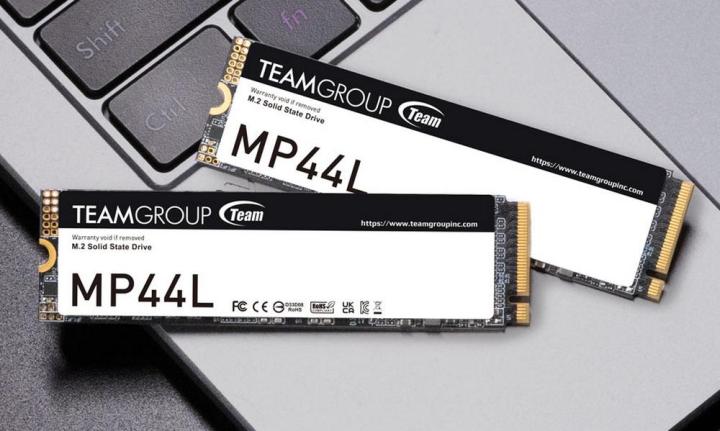 Les SSD Teamgroup MP44L placés sur un ordinateur portable.