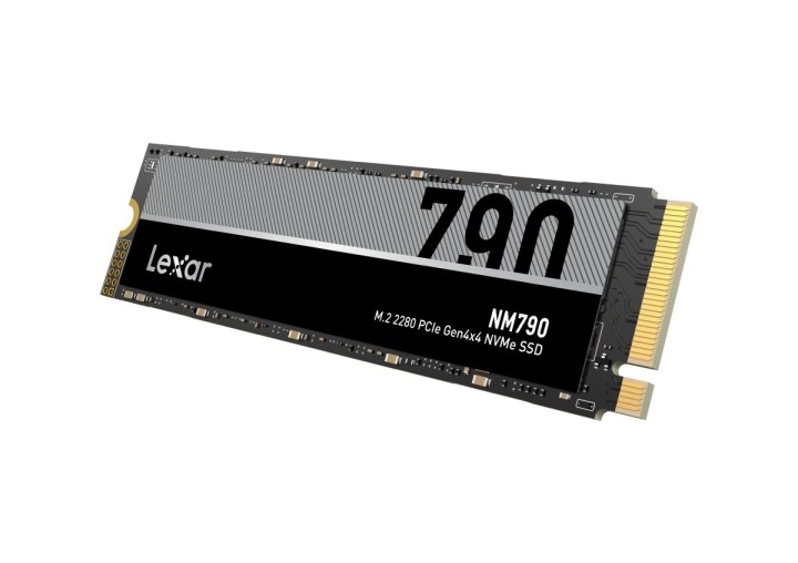 Le Lexar NM790 PCIe Gen 4.0 NVMe SSD sur un fond blanc.