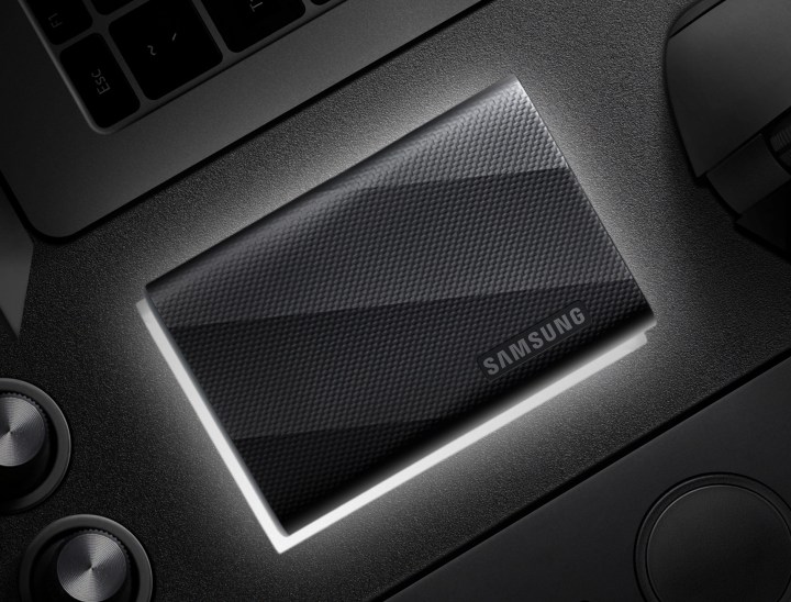Samsung T9 portable SSD placé à côté d'un ordinateur portable.