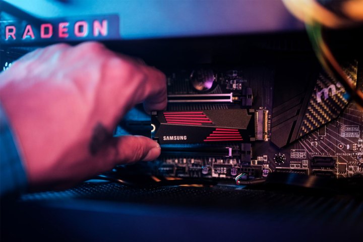 Installation d'un SSD Samsung dans un PC de bureau.