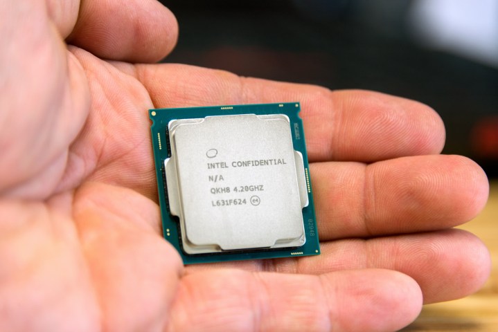 Intel Core i7-7700K dans une main.
