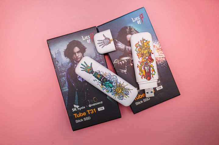 Les SSD Lies of P Tube T31 reposant sur leur boîte.