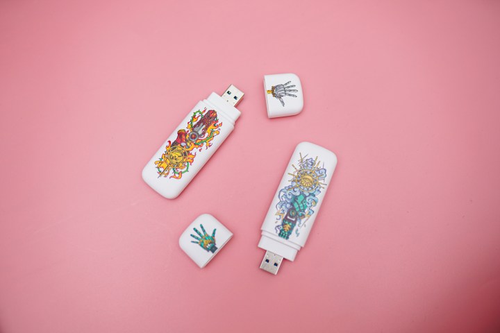 Les SSD Lies of P Tube T31 sur un fond rose.