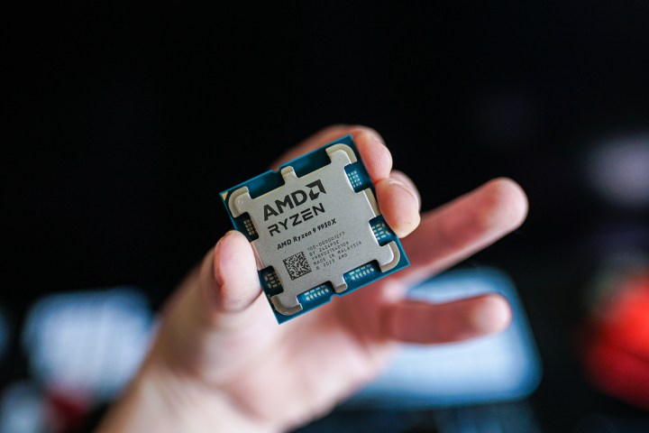 Le Ryzen 9 9950X entre les doigts de quelqu'un.