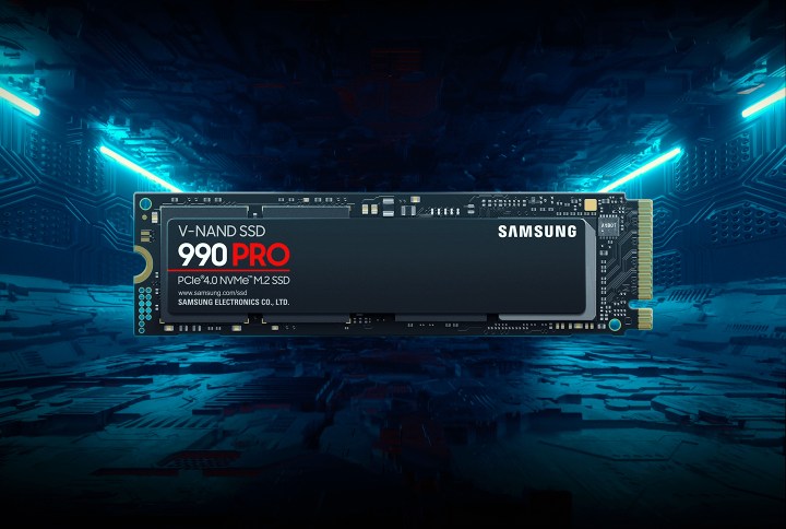 Samsung 990 PRO SSD sur un fond sombre.