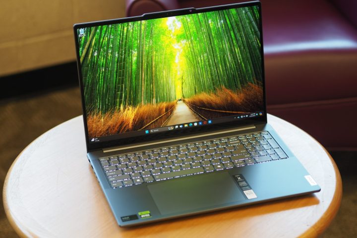 Vue de haut du Lenovo Yoga Pro 9i 16 montrant l'écran et le clavier.