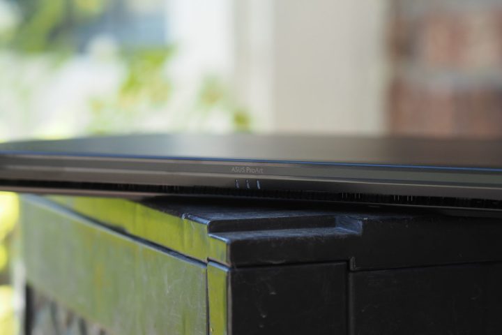 Vue arrière du Asus ProArt P16 montrant les aérations.