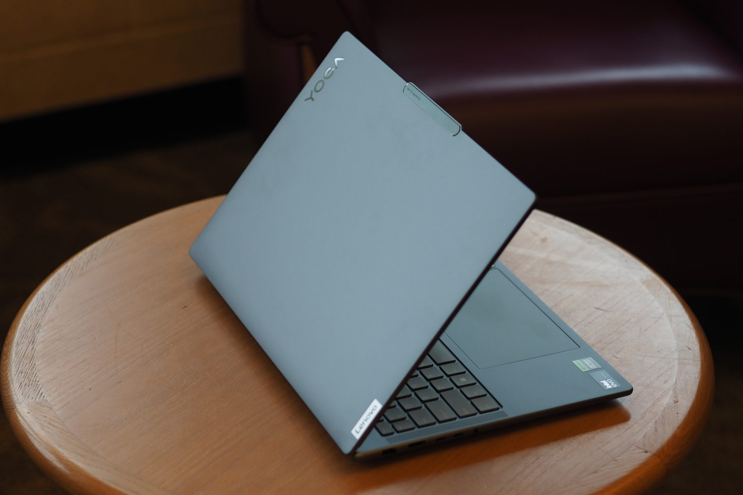 Vue arrière du Lenovo Yoga Pro 9i 16 montrant le couvercle et les logos.
