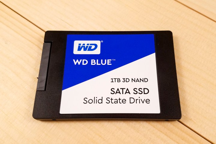 Un SSD WD Blue 3D NAND SATA posé sur une table