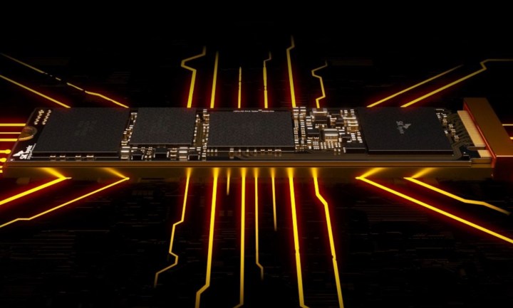 Un SSD SK Hynix sur un fond sombre et orange.