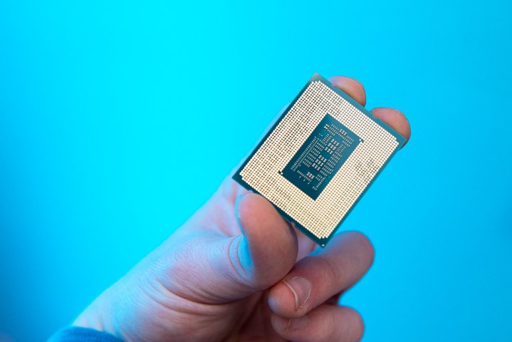 Quelqu'un tenant le processeur Core i9-12900KS.