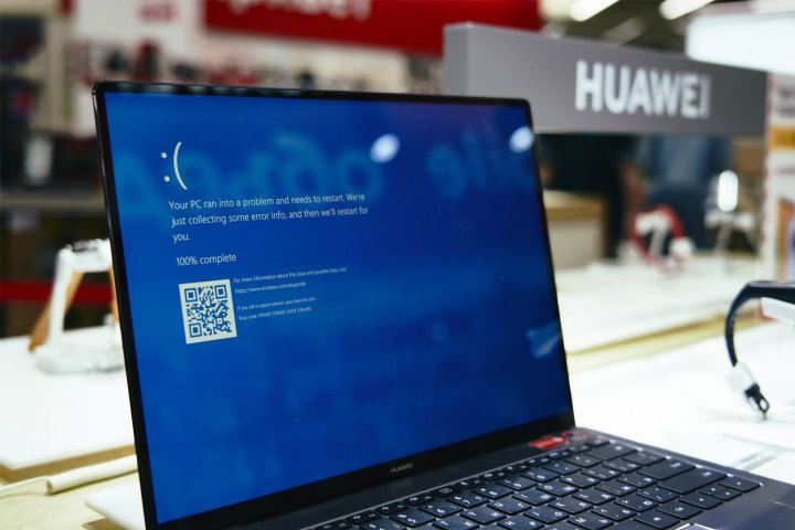 L’écran bleu de la mort observé sur un ordinateur portable.