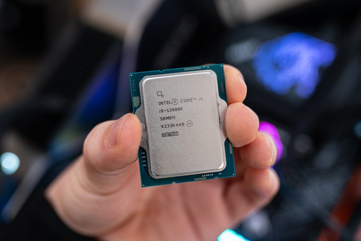 Processeur Intel Core i9-13900K tenu entre les doigts.