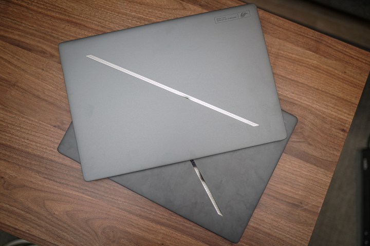 Deux ordinateurs portables Zephyrus G16 empilés.