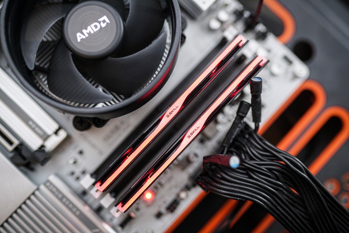 Mémoire DDR5 installée sur une carte mère.