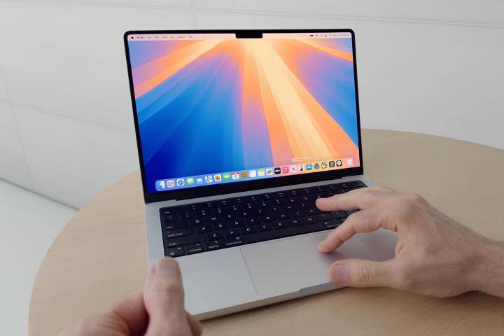 Une personne utilisant macOS Sequoia sur un MacBook Pro.
