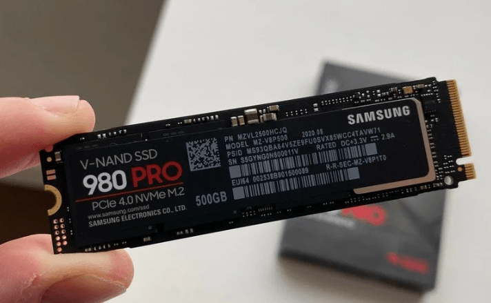 SSD Samsung 980 Pro tenu dans la main de quelqu'un.