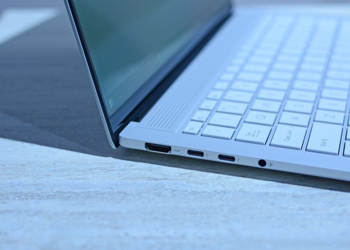 Les ports sur le modèle Asus ZenBook S14 fin 2024 présenté à l'IFA 2024.