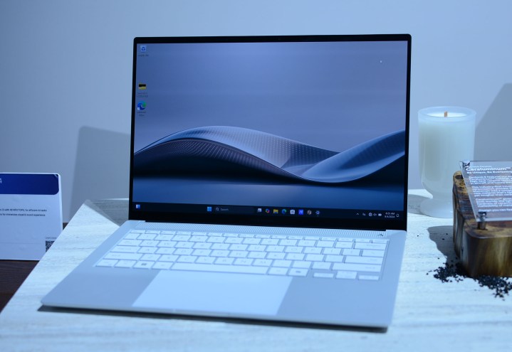 Le modèle Asus ZenBook S14 plus tard en 2024 en blanc scandinave présenté à l'IFA 2024.
