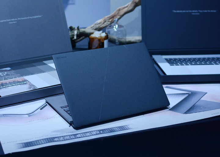 Le modèle Asus ZenBook S14 fin 2024 en Zumaia Gray présenté à l'IFA 2024.
