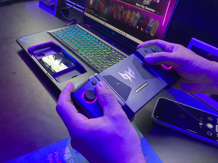 Une personne tenant le contrôleur Acer Project DualPlay.