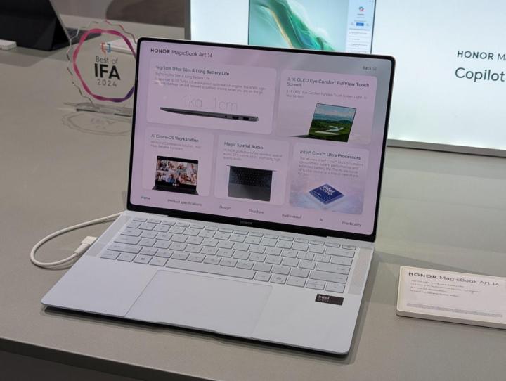 Le MagicBook Art 14 sur une table lors d'un événement de presse.