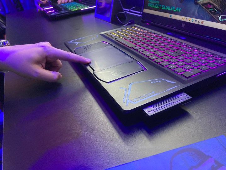 Le portable Acer Project DualPlay avec le contrôleur attaché.