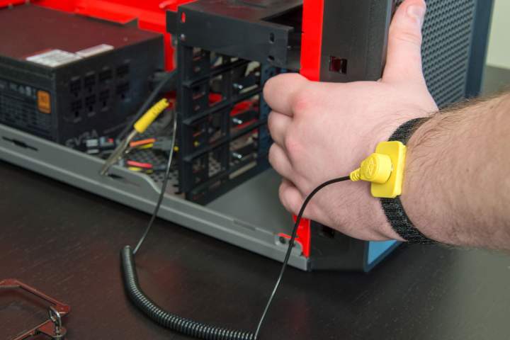 Bracelet anti-statique sur le poignet d'un homme.