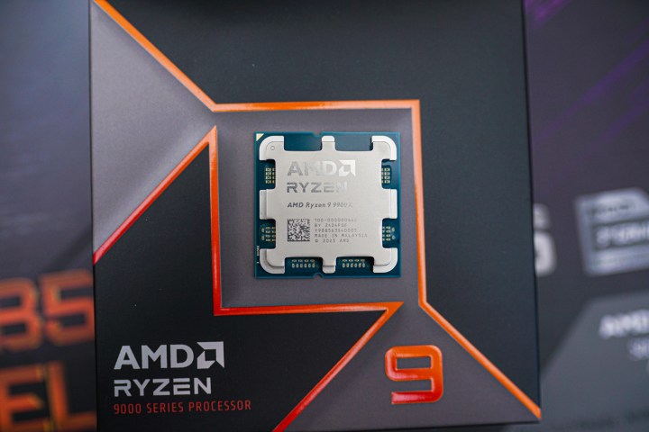 Le Ryzen 9 9900X assis sur sa boîte.