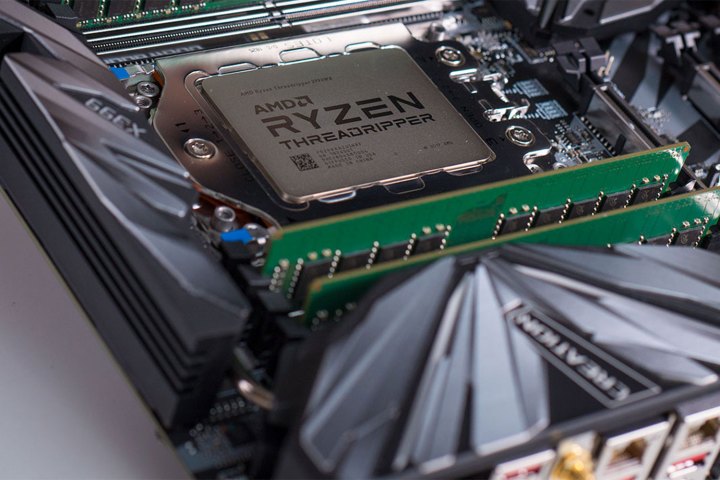 Un processeur AMD Threadripper sur une carte mère.
