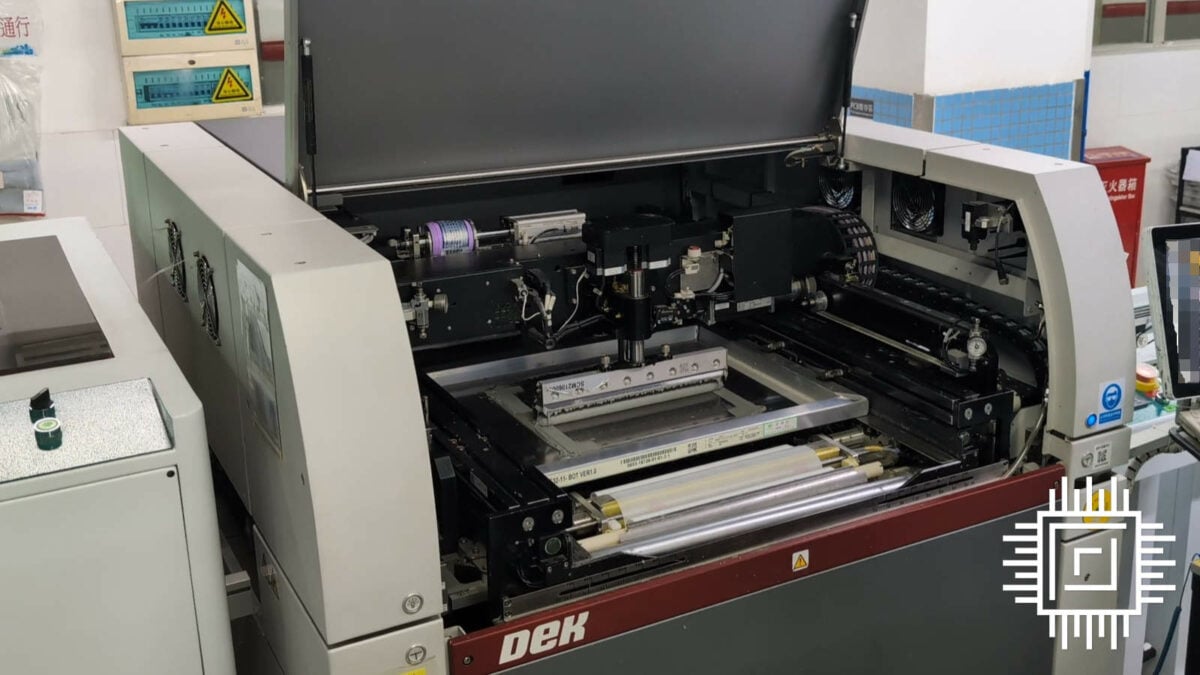 Une machine applique de la pâte à soudure sur une carte mère.